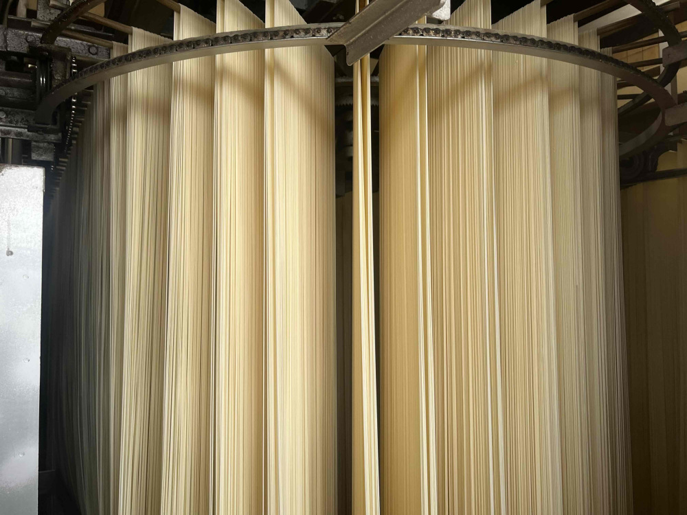 5:丸1日かけて乾燥させる温麺。カーテンのように長い!なんだか迫力があります。