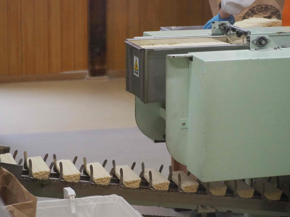 6:カットされた温麺。次々に一定の長さに揃えられていきます。ここではまだ18㎝の長さです。