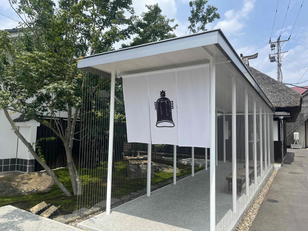 のれんに描かれている「つりがね」は、白石市の市章にもなっています。