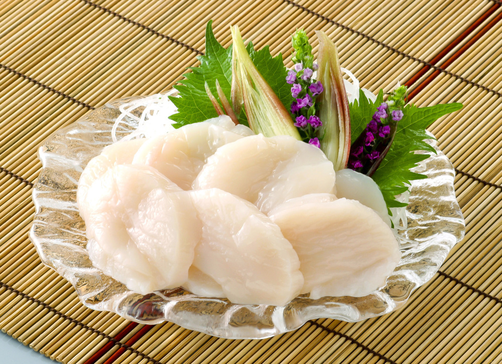 「お刺身」産地直送の活ホタテならではの、ぷりぷりとした特有の食感と、口の中でとろけるような甘みをストレートに味わえます。