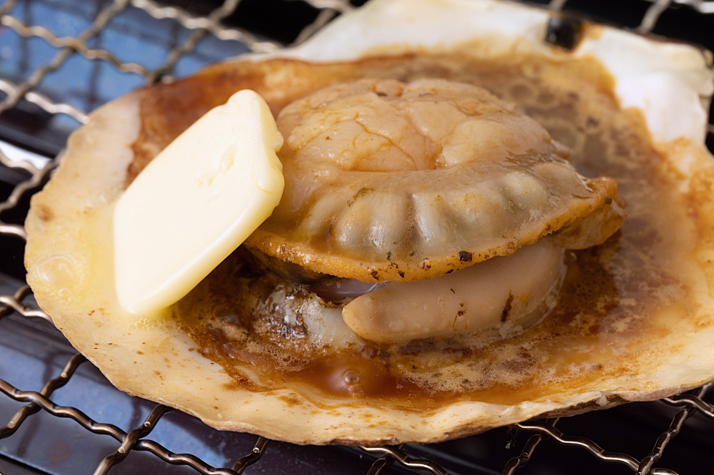 「バター焼き・フライ」ホタテガイは油との相性が非常に良い食材です。加熱することで旨味がぎゅっと凝縮され、コクがより引き立ちます。