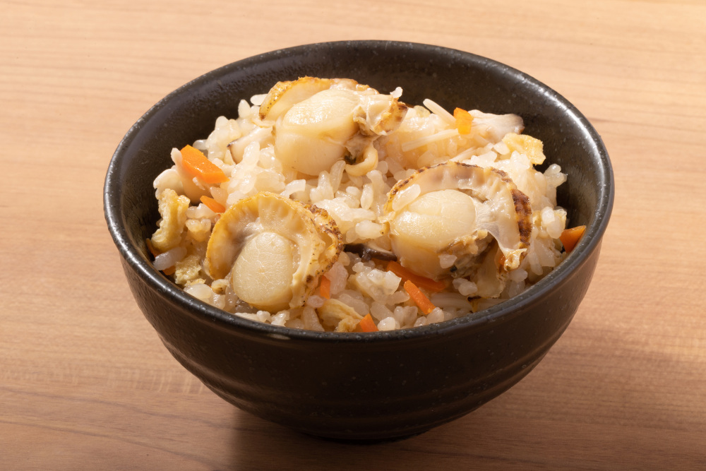 「出汁を活かした料理」ホタテからは非常に良い出汁が出るため、鍋料理はもちろん、炊き込みご飯の具材としてもおすすめです。