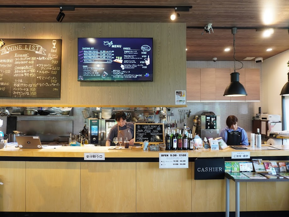 店内ではシェフ特製のランチやグラスワインやソフトドリンクも楽しめる