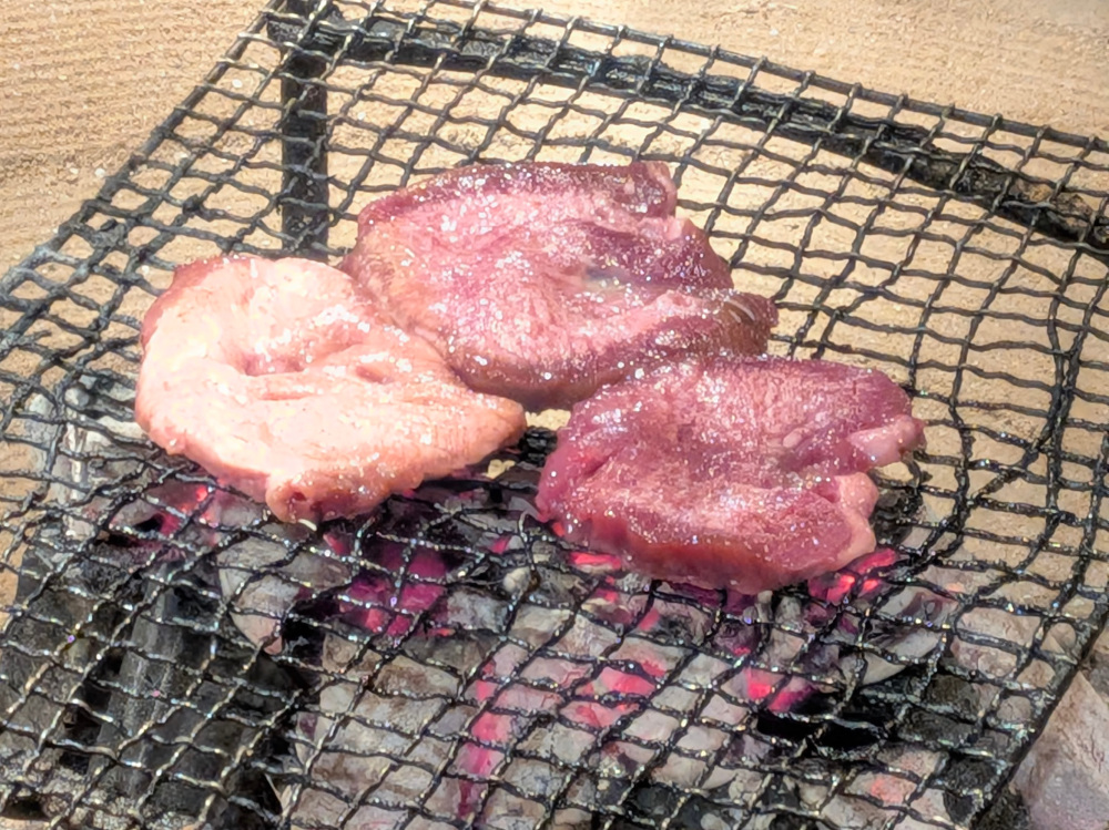 一皿分3枚の牛たんは食べ応え十分