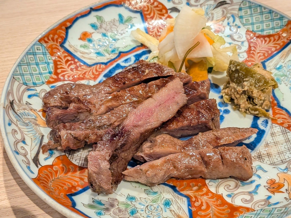 厚切り牛タン炭火焼き（取材時 税込2,480円）