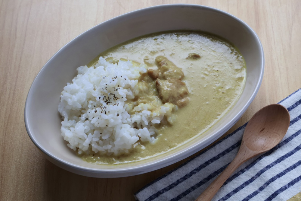 酸味とクリーミーさが絶妙なバランス！カレーとしては珍しい色味にも気分が上がります♪