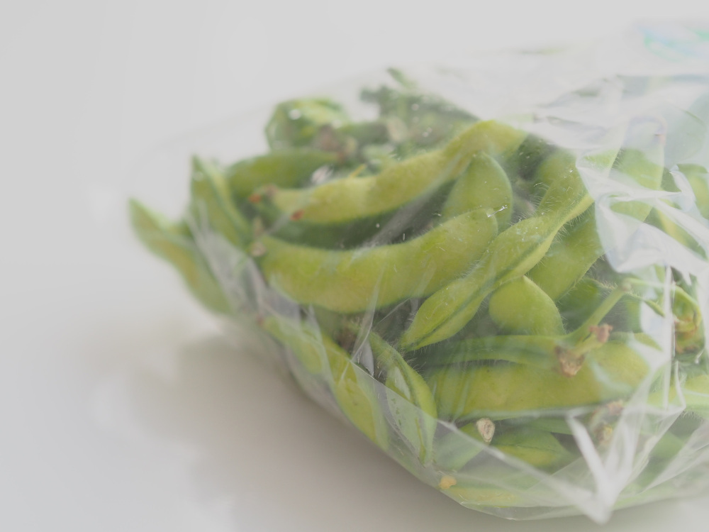 加熱した枝豆は、ザルにあげてしっかりと水気を飛ばし、粗熱を取ります。冷めたら密閉容器やジッパー付き保存袋に入れ、冷蔵庫へ。2〜3日以内に食べきりましょう。