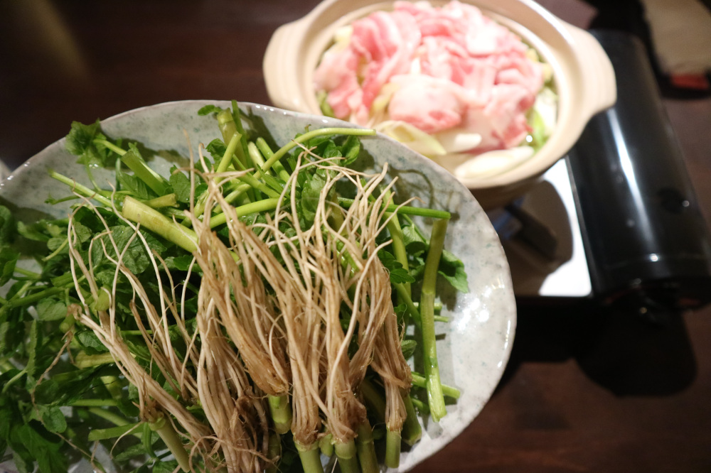 せりをたっぷり味わえます(写真は二人前)