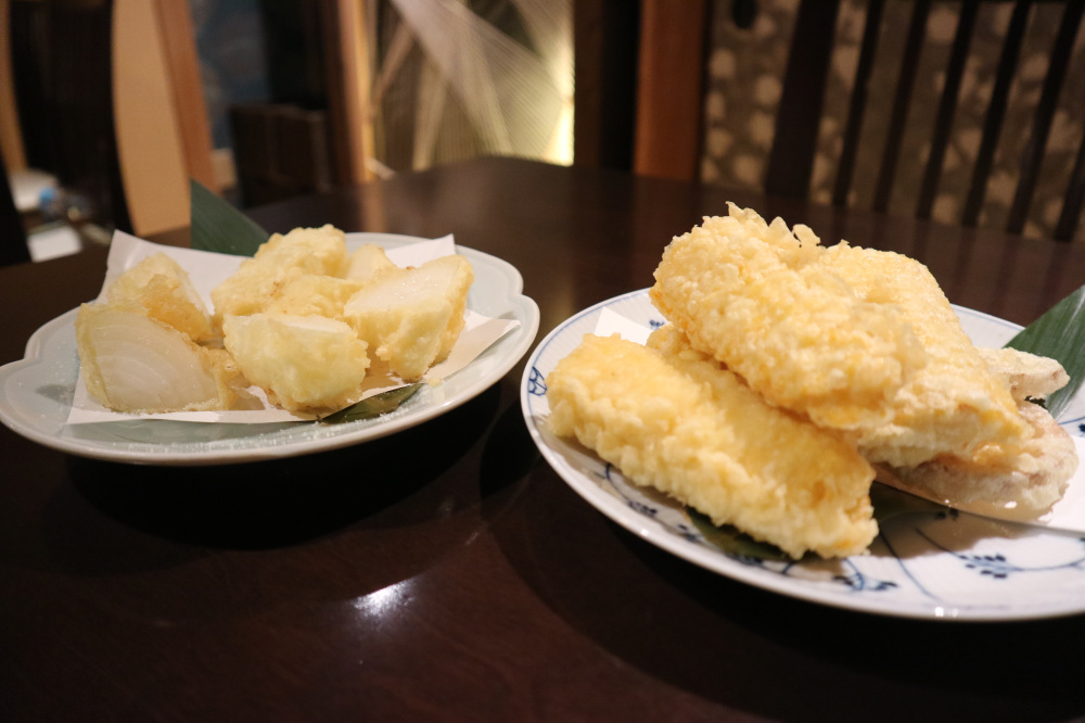 庄子農園 玉ねぎの天ぷら(左)と宮城県産とうもろこしの天ぷら(右)