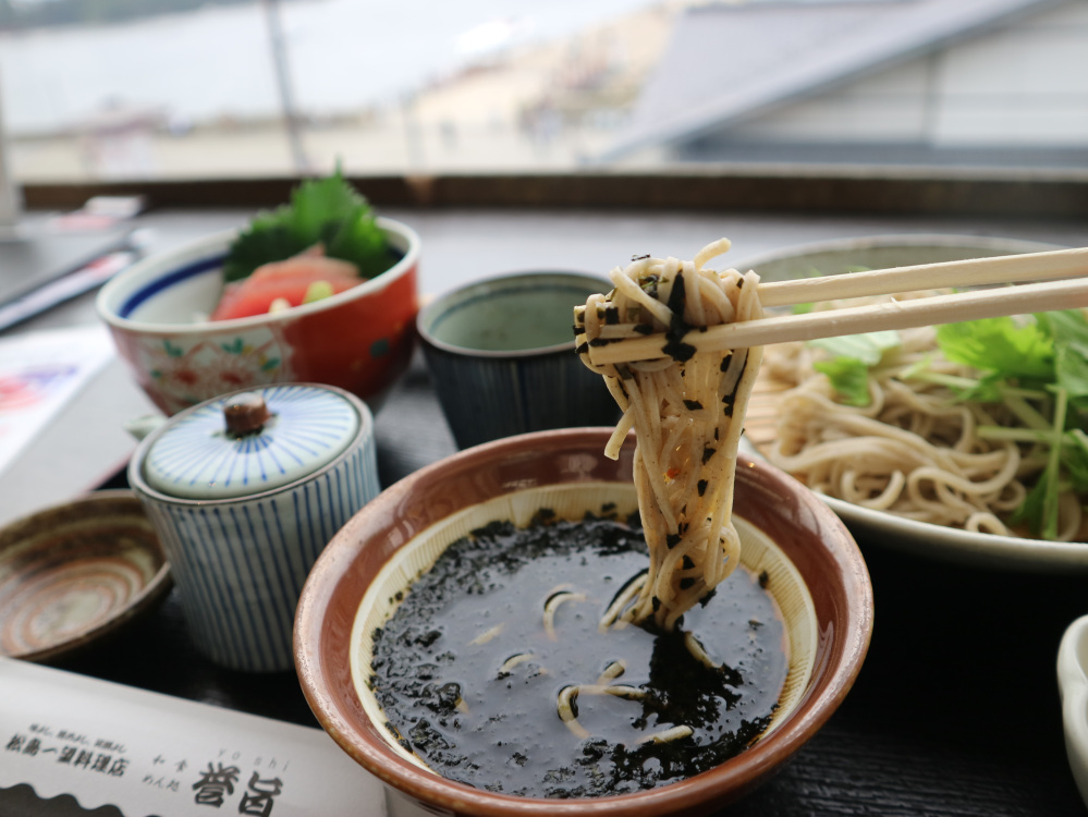 つゆには香り高い海苔がたっぷり