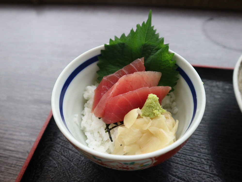ミニマグロ丼のマグロは塩竈産