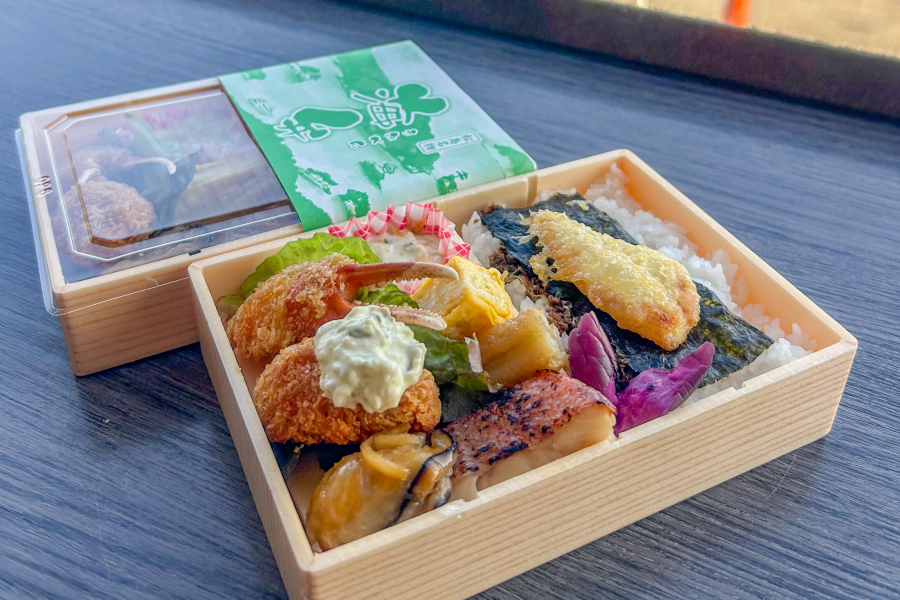 カキやアナゴなどの海の幸を詰め込んだ「海弁」(写真提供:誉旨)
