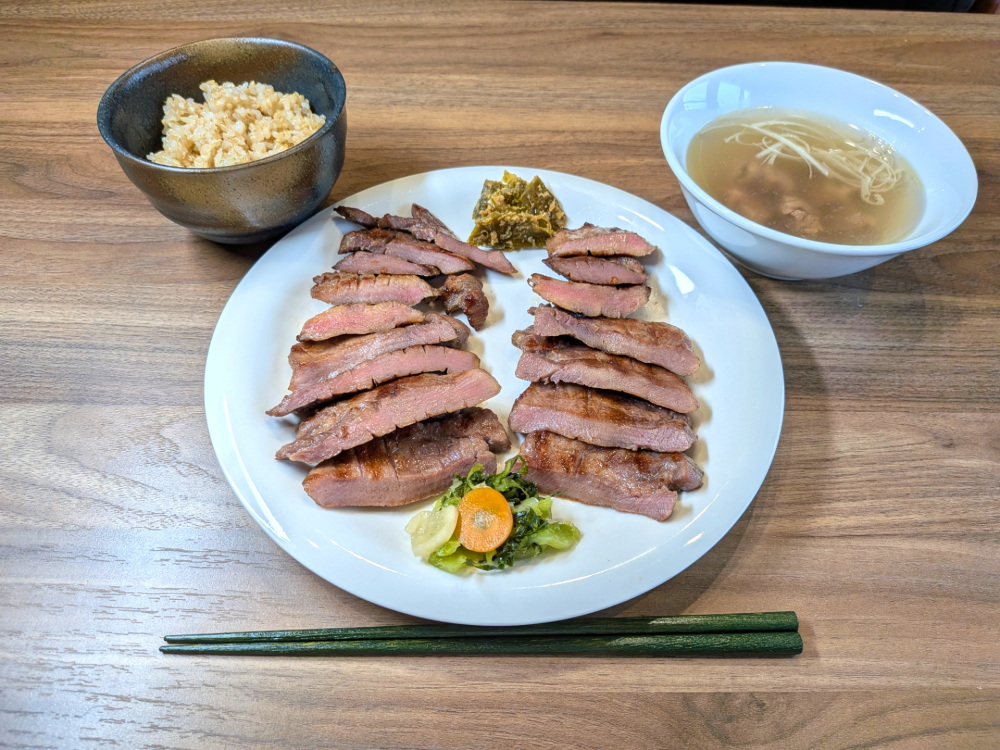 牛タン、テールスープ、そして麦飯の代わりに玄米ごはんのセットで