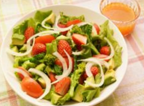 春野菜といちごのサラダ