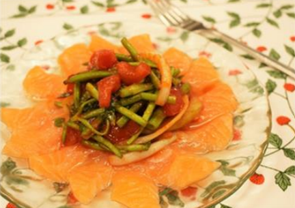 せりとトマトのマリネ スモークサーモンのせ