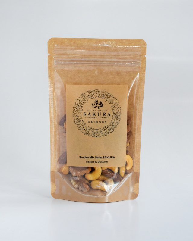 さくらチップで燻した燻製ミックスナッツ塩竈の藻塩仕立て